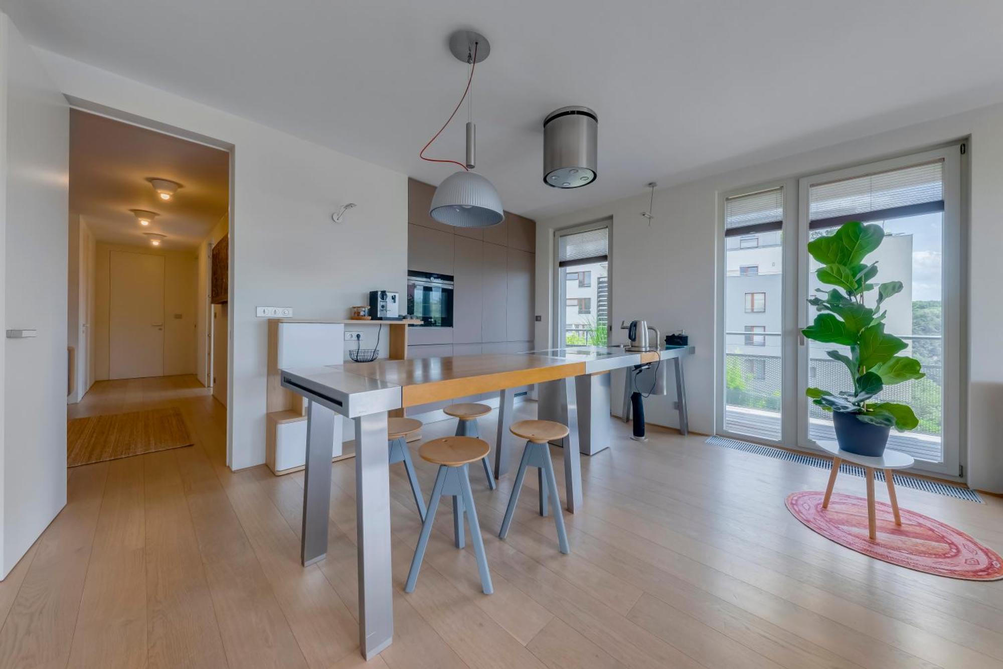 Apartment Moderni S Terasou, 2 Loznice, Parkovani V Cene, Blizko Metra, 15 Min Do Centra Prague