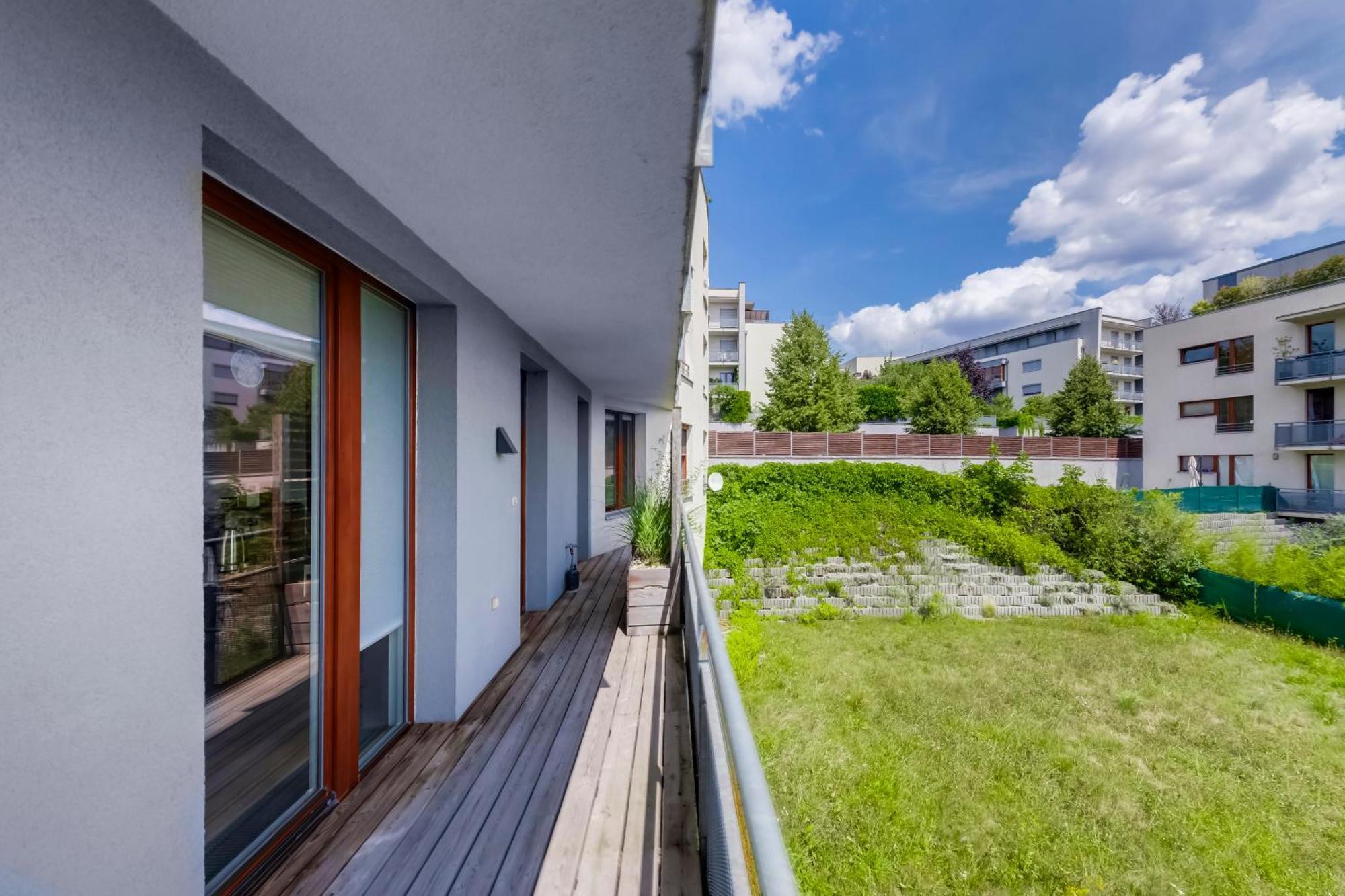 Apartamento Moderni S Terasou, 2 Loznice, Parkovani V Cene, Blizko Metra, 15 Min Do Centra Praga