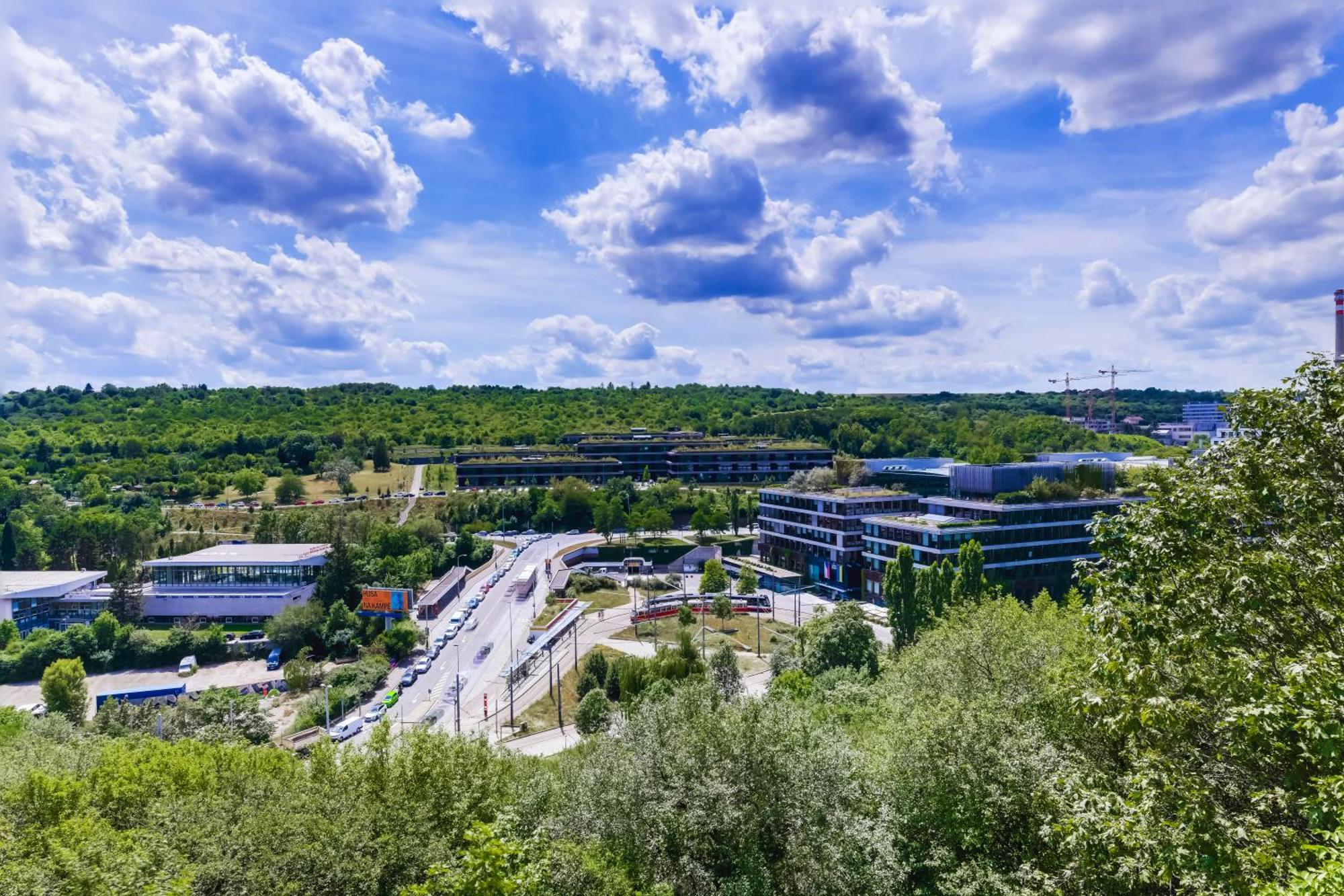 Moderni S Terasou, 2 Loznice, Parkovani V Cene, Blizko Metra, 15 Min Do Centra Apartamento