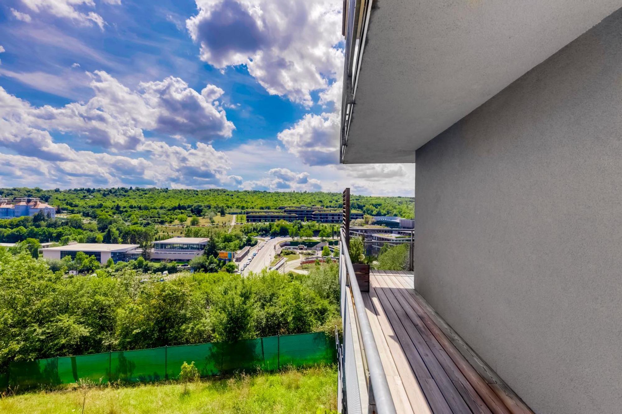 Apartment Moderni S Terasou, 2 Loznice, Parkovani V Cene, Blizko Metra, 15 Min Do Centra Prague